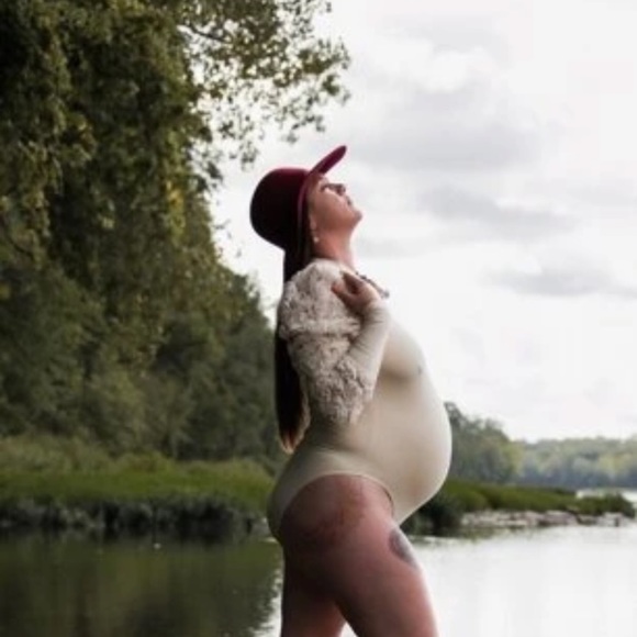 NEW INVENTORY 🔥3D Flower Appliqué Lantern Sleeve Form Fitted Bodysuit🔥 - Picture 9 of 10